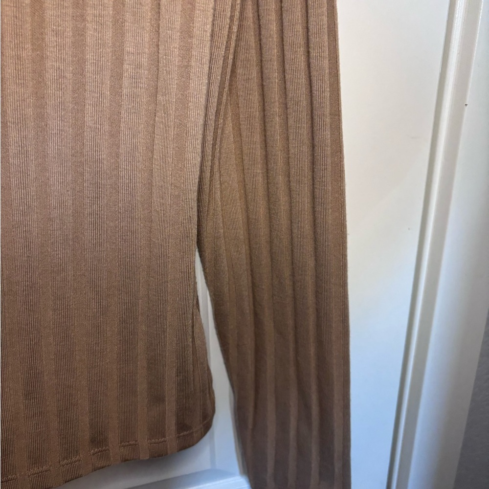 Banana Republic women’s tan Long Sleeve ribbed Henley top - Picture 3 of 5